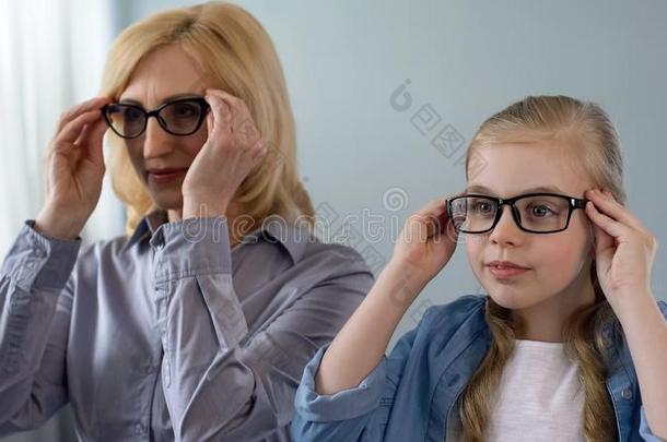 小的亚麻色的女孩放置眼镜,需求向看喜欢奶奶