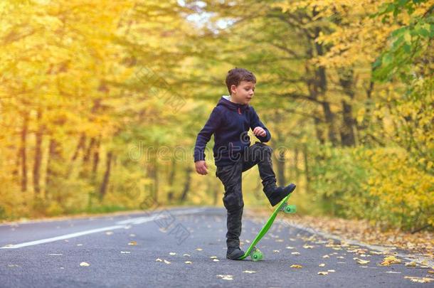 小孩滑板运动员做滑板戏法采用秋环境