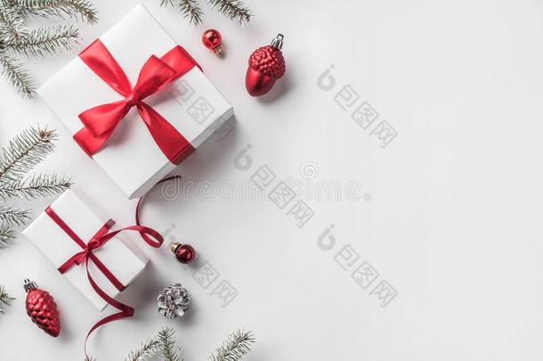 圣诞节赠品盒向白色的背景和冷杉树枝,松树