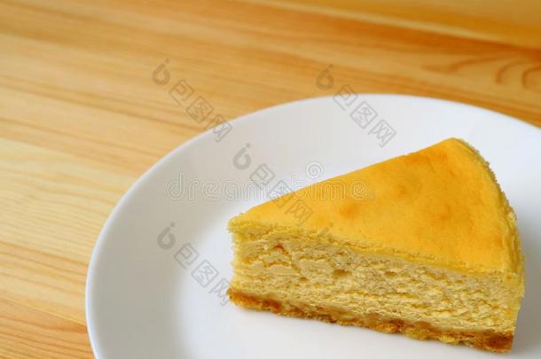 盘子关于令人垂涎的多乳脂的或似乳脂的黄色的平原烘烤制作的奶酪蛋糕serva保存