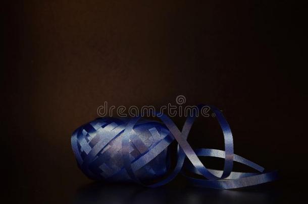 冰壶带-蓝色赠品包装材料带向黑的背景