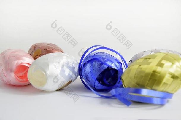 冰壶带-富有色彩的赠品包装材料带向白色的背景