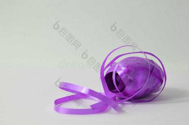 冰壶带-紫色的赠品包装材料带向白色的背景