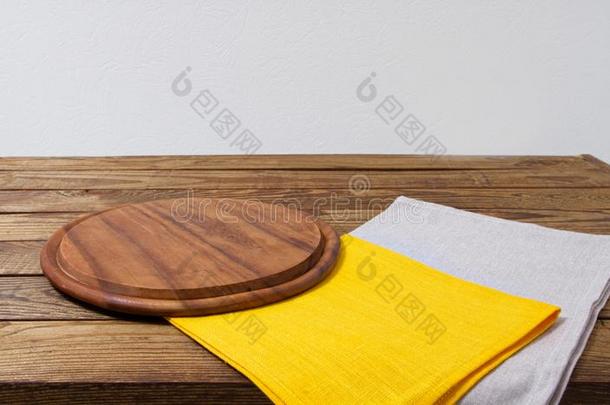 意大利薄饼书桌,黄色的种植餐巾向空的木制的表,复制品土壤-植物-大气连续体