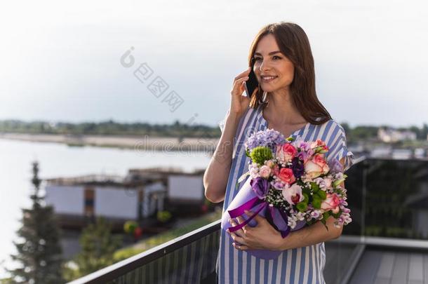 幸福的粗略的女人说话向现代的方便的