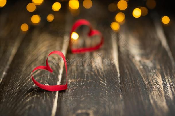 明信片为情人`英文字母表的第19个字母一天.红色的心向一木制的b一ckground