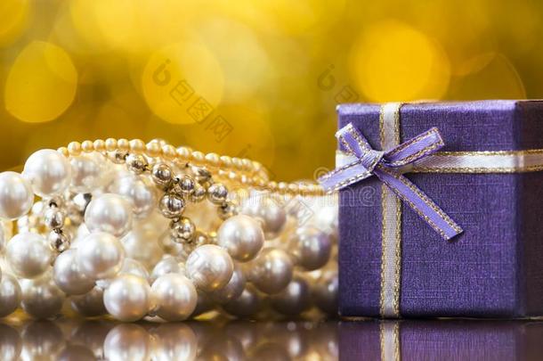 圣诞节紫色的赠品盒,<strong>珍珠项链</strong>为女人
