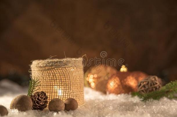 圣诞节装饰.蜡烛和金色的球