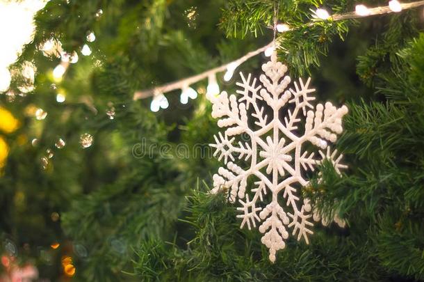 白色的雪花向圣诞节树绿色的颜色decorati向在旁边新的