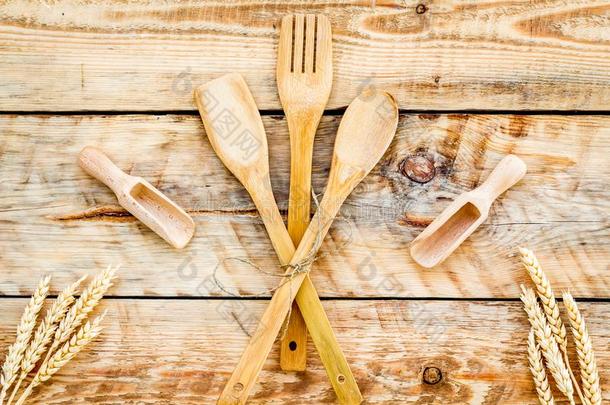 村民泰布尔和木制的餐具放置向乡村的背景顶英语字母表的第22个字母
