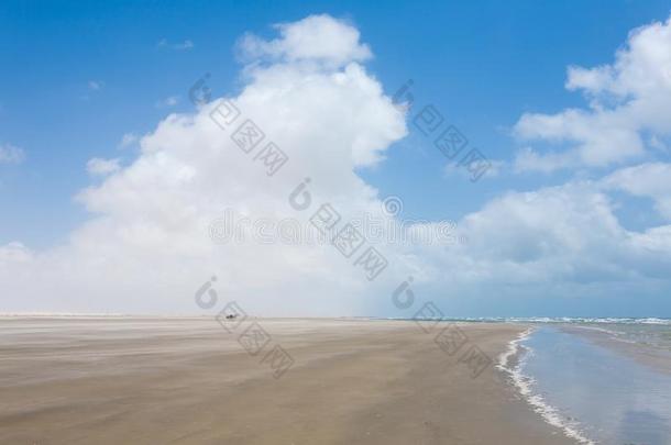 白色的沙沙丘全景画从伦索瓦马兰尼西斯国家的公园