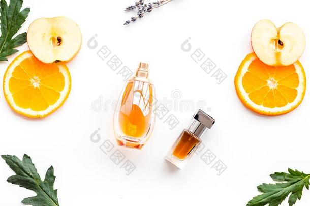 甜的香水和成果芳香.瓶子关于香水在近处苹果