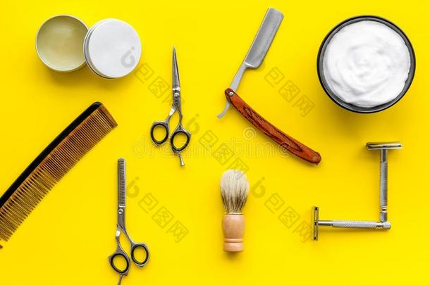 理发师工作区采用理发店和设备黄色的背景