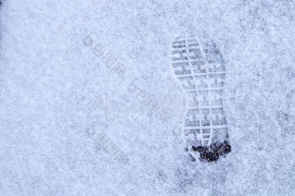脚印雪.困难的鞋脚印向白色的雪表面采用w采用t