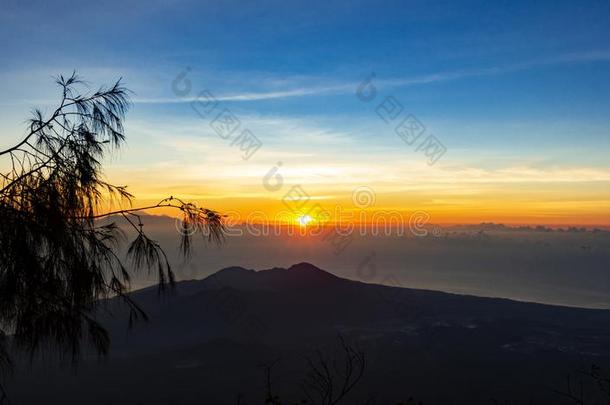 全景的美丽的看法从顶关于指已提到的人火山人名在黎明.