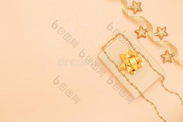 礼物盒或现在盒和金色的弓和星向金色的波黑