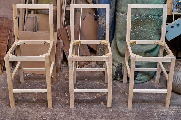 木工艺和木工手艺生产.制造木制的框架椅子