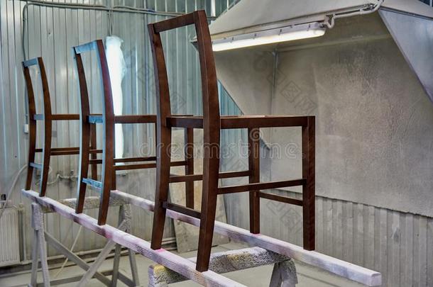 木工艺和木工手艺生产.制造木制的框架椅子