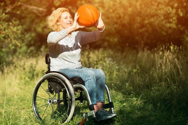 轮椅篮球演员和球向他的折叠