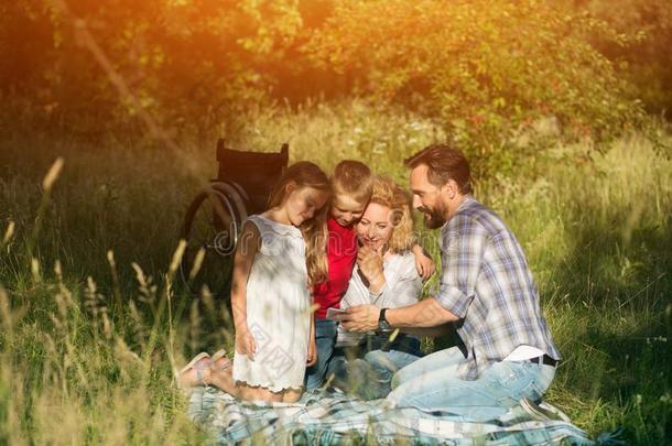 幸福的家庭迷人的自拍照向指已提到的人野餐郊游采用公园.截瘫的