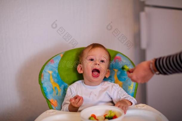 蔬菜食物为婴儿.孩子们吃蔬菜.微笑的男孩