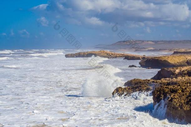 有暴风雨的海浪向巴伊巴海滩,摩洛哥羊皮革