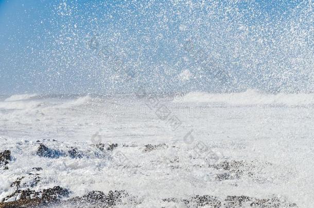 有暴风雨的海浪向巴伊巴海滩,摩洛哥羊皮革