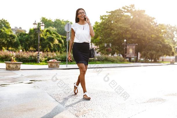 美丽的商业女人步行在<strong>户外</strong>讲话在旁边可移动的<strong>音响</strong>的强度单位