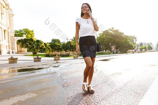 美丽的商业女人步行在<strong>户外</strong>讲话在旁边可移动的<strong>音响</strong>的强度单位