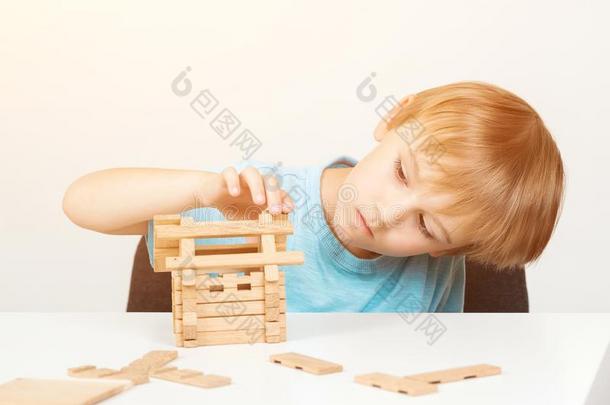 小孩修建小的木制的房屋.economy经济房屋.建筑物观念.
