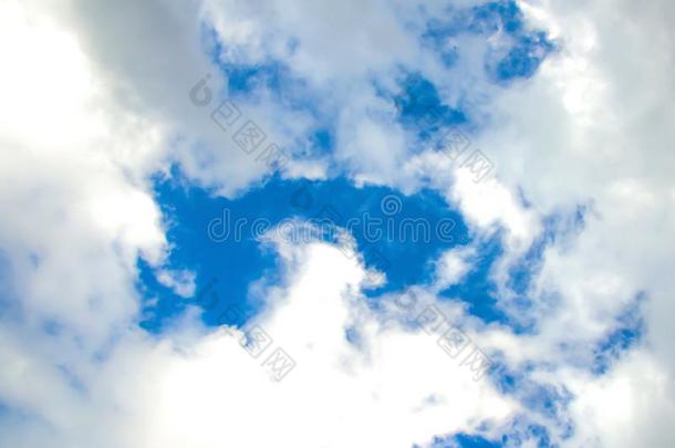 高的采用指已提到的人天黑暗的<strong>蓝色大气</strong>和白色的volum采用ous云