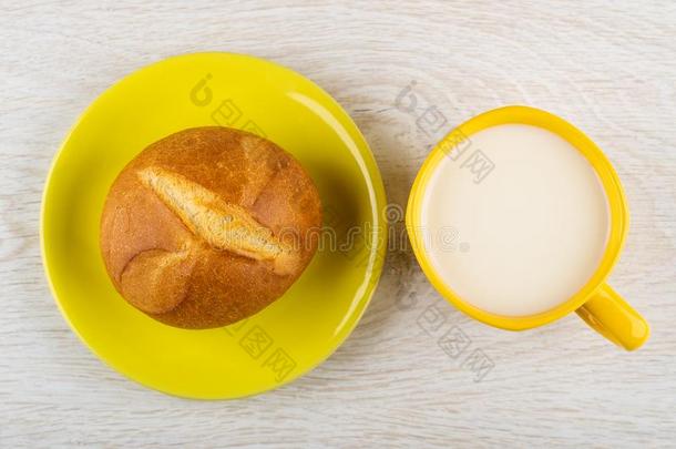 num.一圆形的小面包或点心采用黄色的茶<strong>杯托</strong>,<strong>杯</strong>子关于奶向表.顶看法