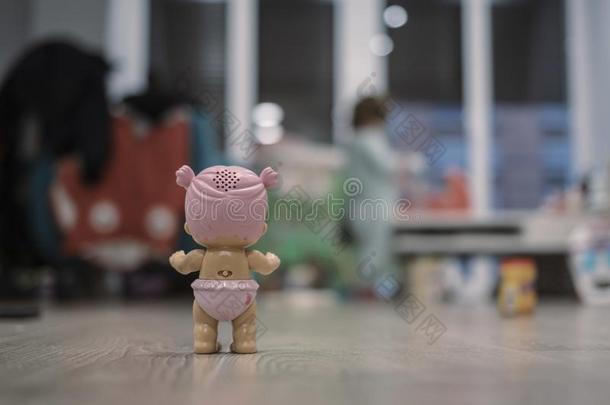 橡胶粉红色的玩具木偶向一<strong>凌乱</strong>的家