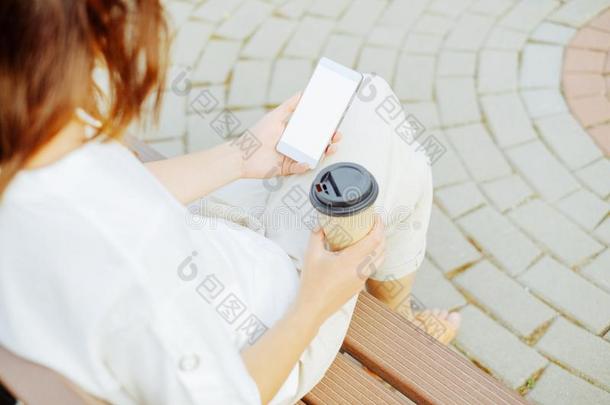 女人静止的和咖啡豆和智能手机.