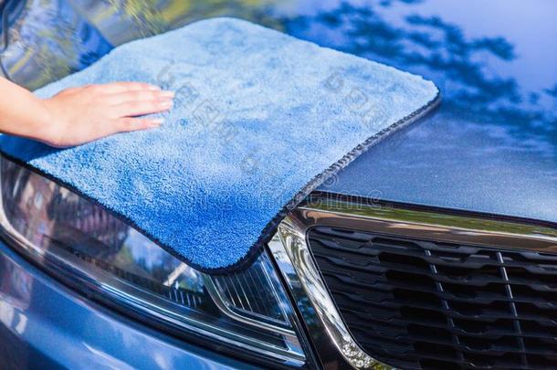 汽车清洁和微纤维毛巾关在上面