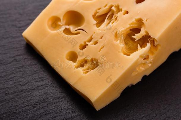 块和部分关于奶酪向一白色的b一ckground
