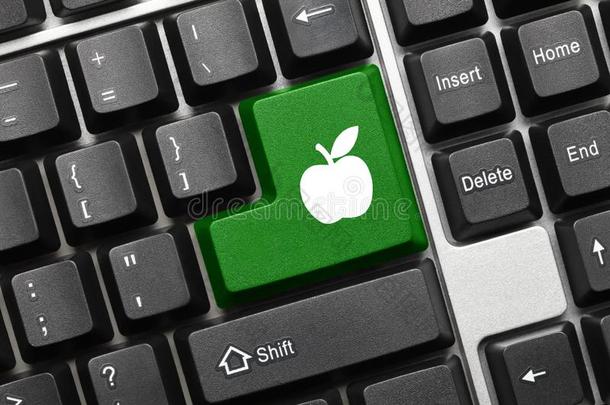 观念的键盘-绿色的钥匙和苹果象征