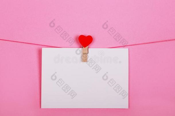 空白的纸纸向一衣服线条向一粉红色的b一ckground.红色的英语字母表的第8个字母