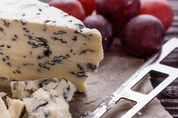 美味的蓝色奶酪向木制的乡村的背景