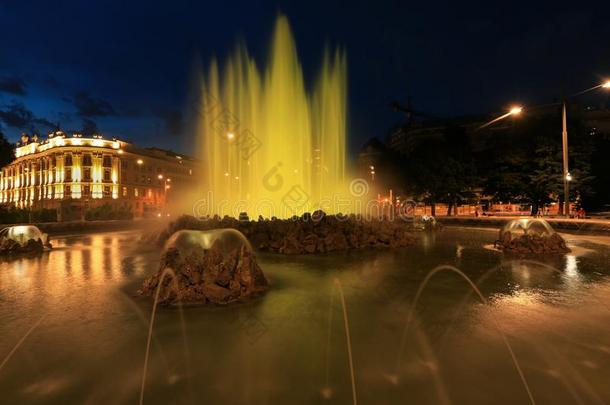 黄色的人造喷泉黑山广场正方形维也纳,奥地利