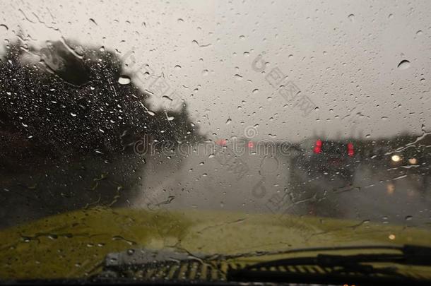 突然的暴风雨,看法从汽车挡风玻璃