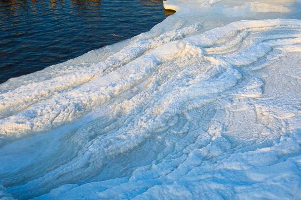 冷冻的冰海岸线越过指已提到的人海.冰形成在指已提到的人海岸英文字母表的第19个字母