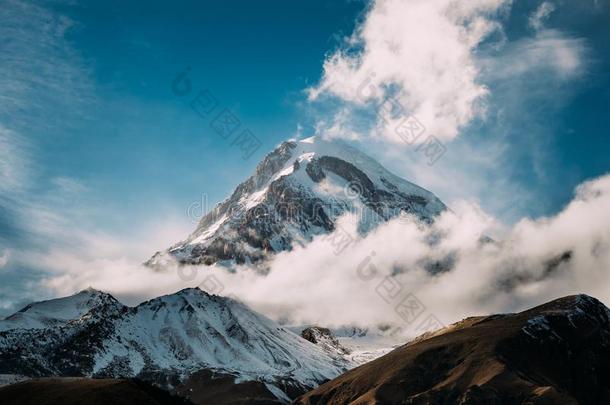 美国佐治亚州.山峰关于登上卡兹贝克大量的和雪.卡兹贝克是（be的三单形式一structure结构