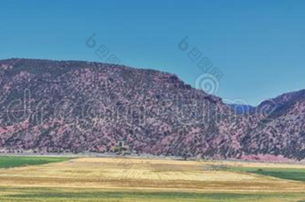 犹他州多岩石的山瓦萨奇全景的风景在旁边<strong>鱼池</strong>守护神