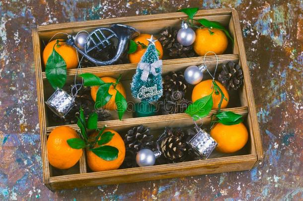 酿酒的木制的盒和圣诞节装饰