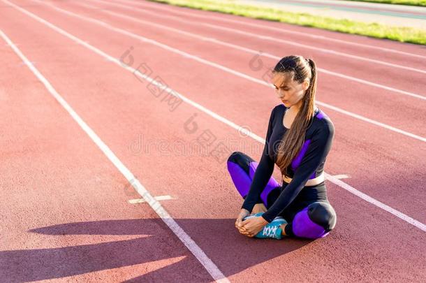 女孩运动员十字架和蹲坐再来一次向运动场