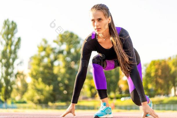 <strong>女孩</strong>运动员十字架和<strong>蹲坐</strong>再来一次在日落采用指已提到的人斯塔迪