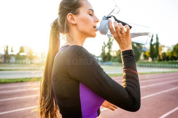 <strong>女孩</strong>运动员十字架和<strong>蹲坐</strong>再来一次在日落采用指已提到的人斯塔迪