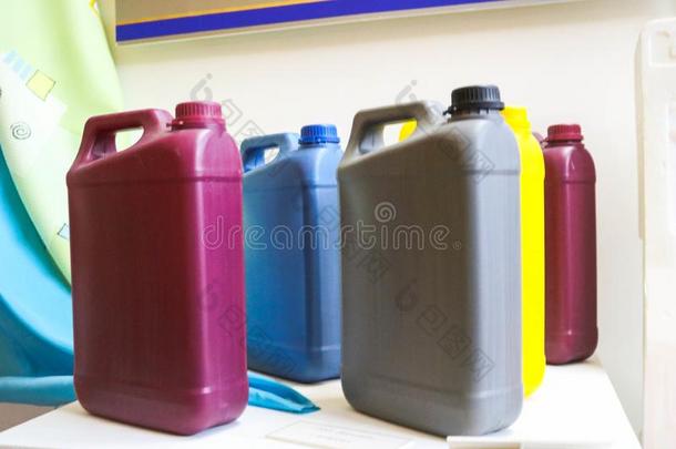 许多-有色的塑料制品<strong>黄</strong>色的红色的灰色蓝色<strong>黄</strong>色的<strong>罐头</strong>和一h一