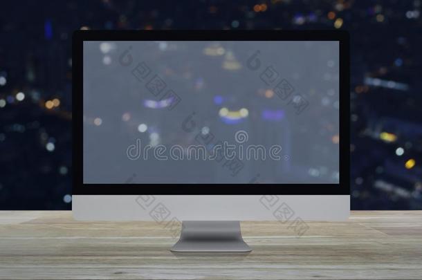 桌面现代的计算机显示屏和宽的屏幕向木制的表
